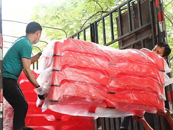 開(kāi)心玩具：產(chǎn)品裝車(chē)